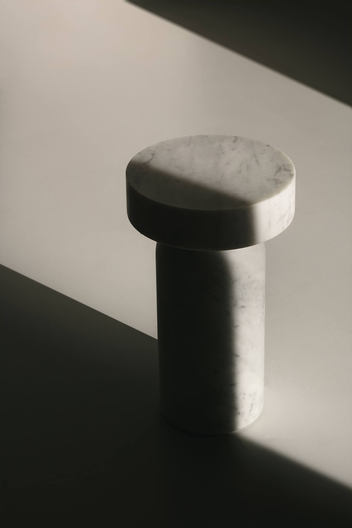 Приставной столик Francis marmo Bianco Carrara Lema ИТАЛИЯ