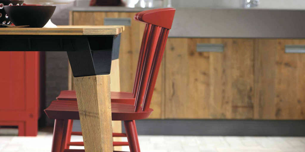 Красные барные стулья