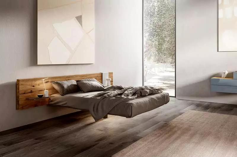 Спальня с деревянной кроватью.jpg